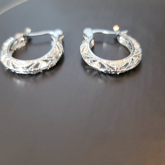 NEW GORGEOUS Silver Earrings so much detail - Picture 2 of 4